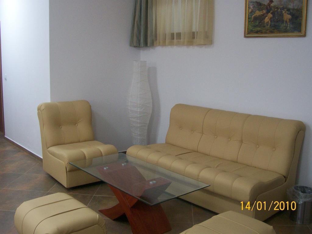 Hera Guest House Chiflik Bagian luar foto