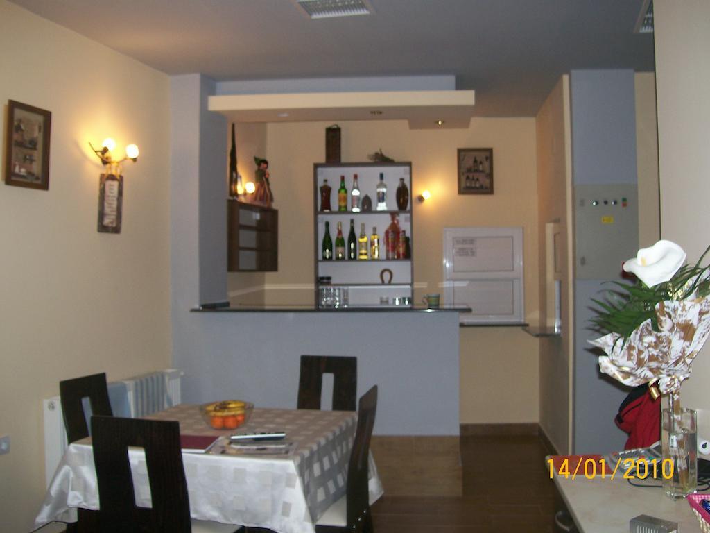 Hera Guest House Chiflik Bagian luar foto