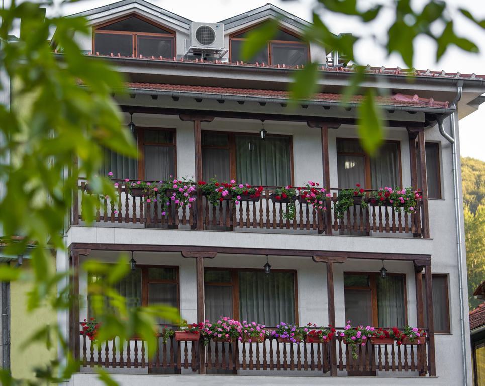 Hera Guest House Chiflik Bagian luar foto
