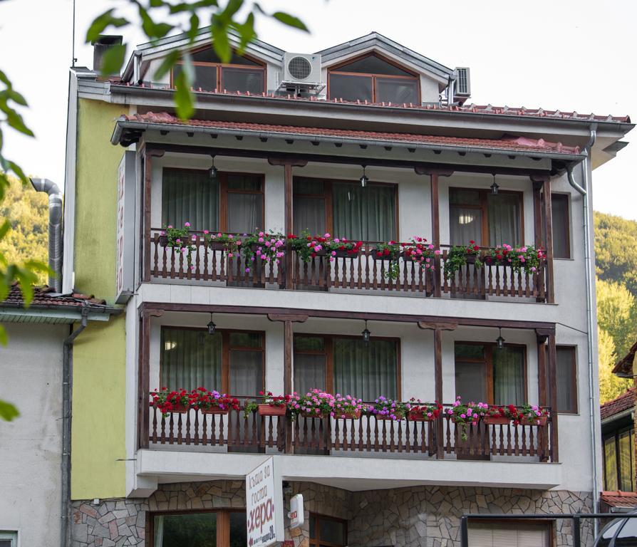 Hera Guest House Chiflik Bagian luar foto