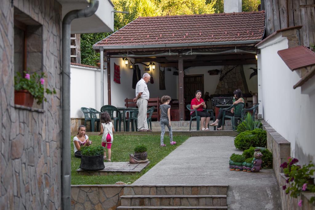 Hera Guest House Chiflik Bagian luar foto