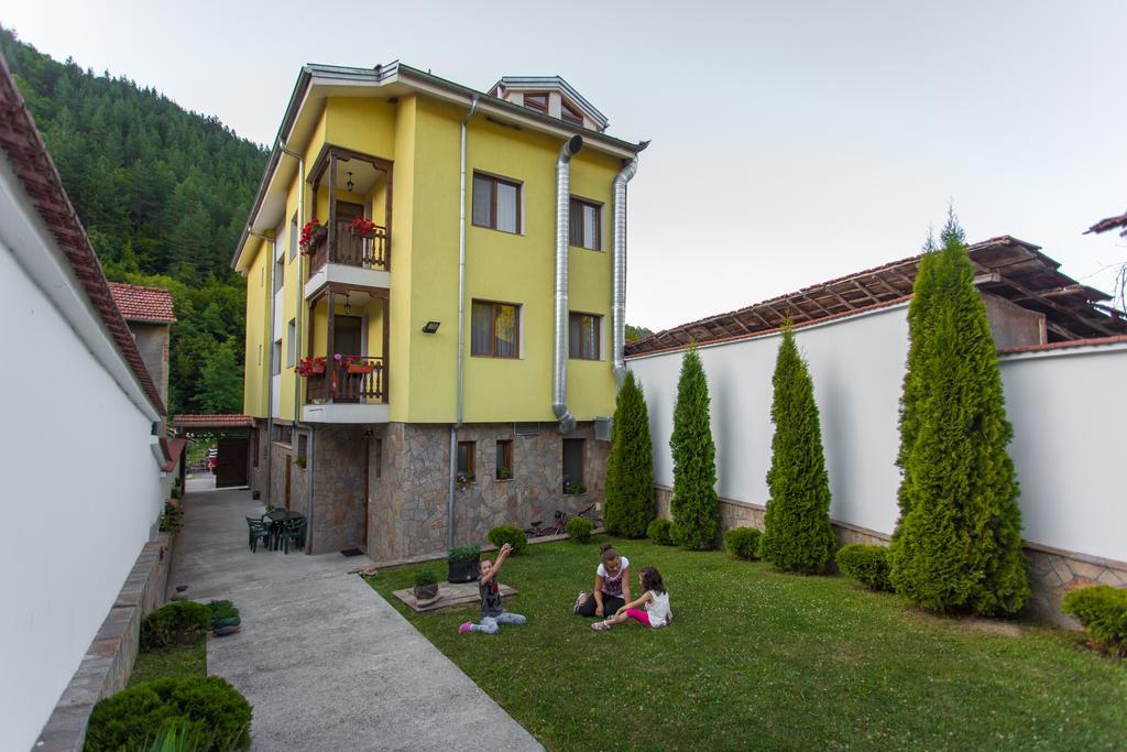 Hera Guest House Chiflik Bagian luar foto