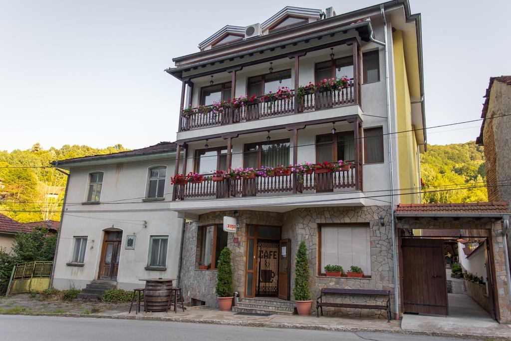 Hera Guest House Chiflik Bagian luar foto
