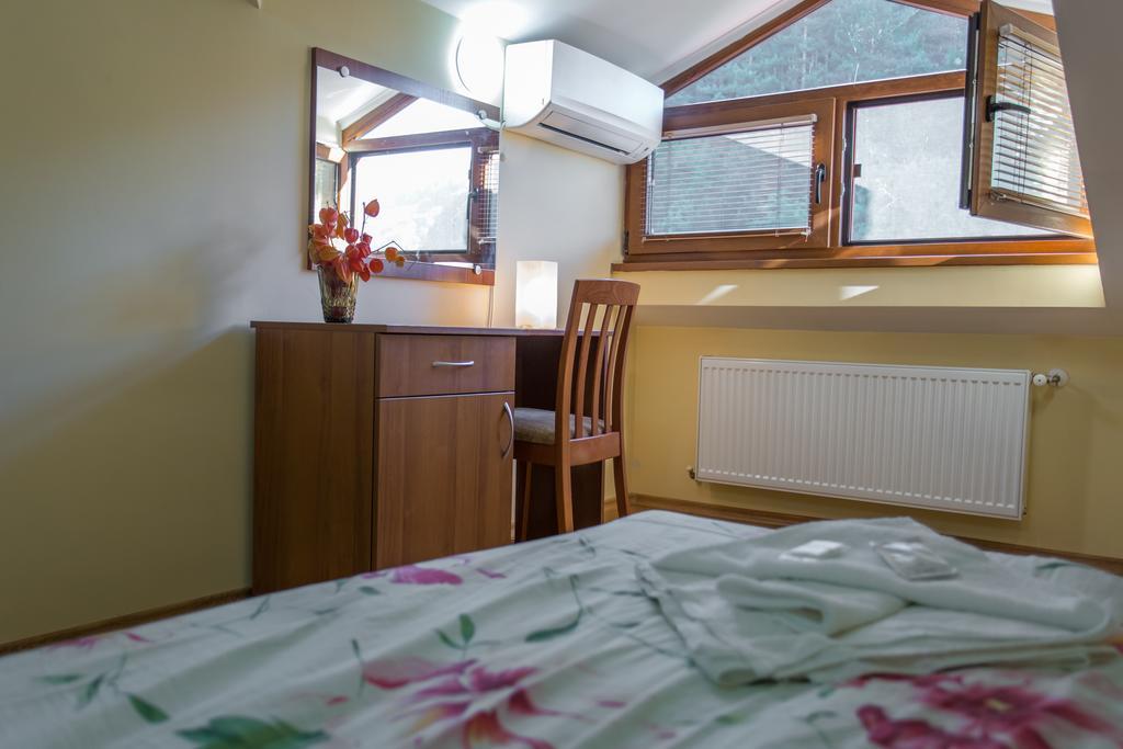 Hera Guest House Chiflik Bagian luar foto