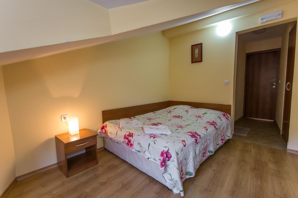 Hera Guest House Chiflik Bagian luar foto