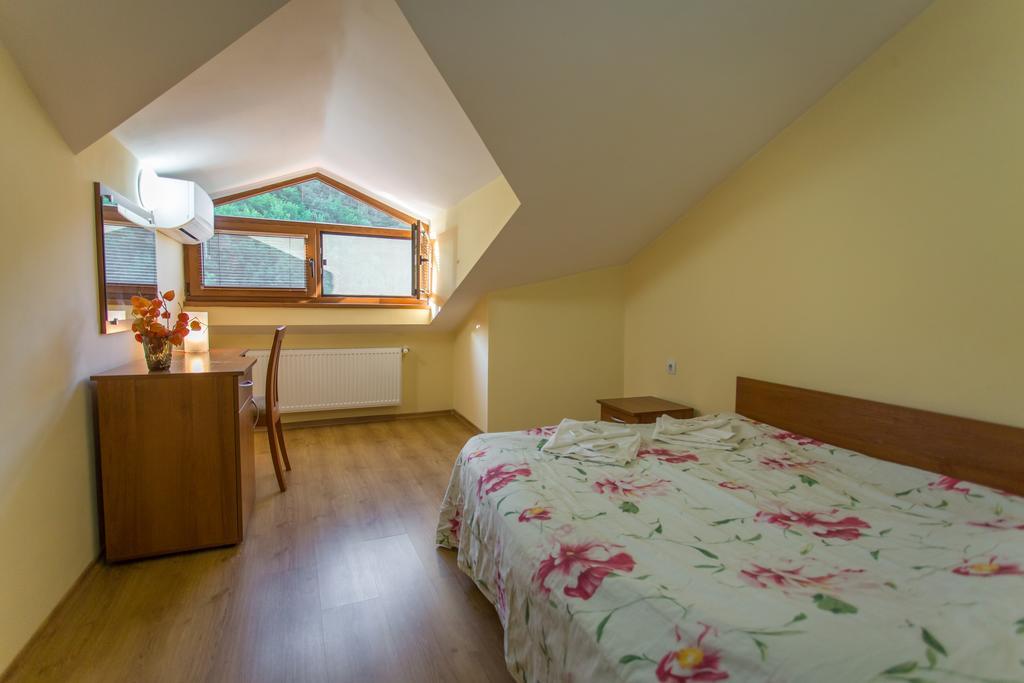 Hera Guest House Chiflik Bagian luar foto