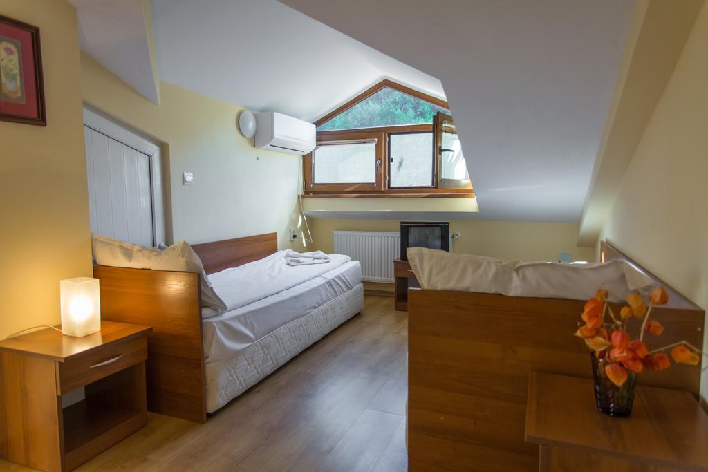 Hera Guest House Chiflik Bagian luar foto