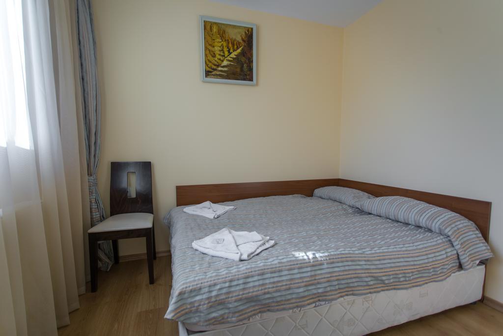 Hera Guest House Chiflik Bagian luar foto