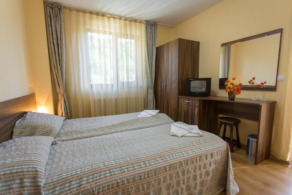 Hera Guest House Chiflik Bagian luar foto