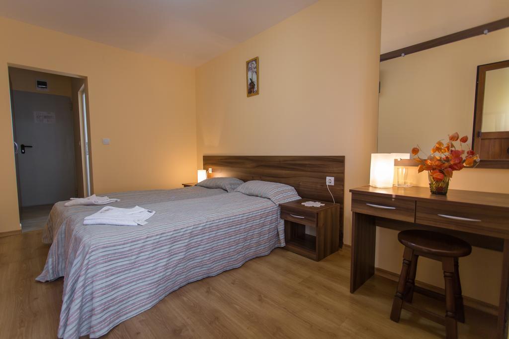 Hera Guest House Chiflik Bagian luar foto