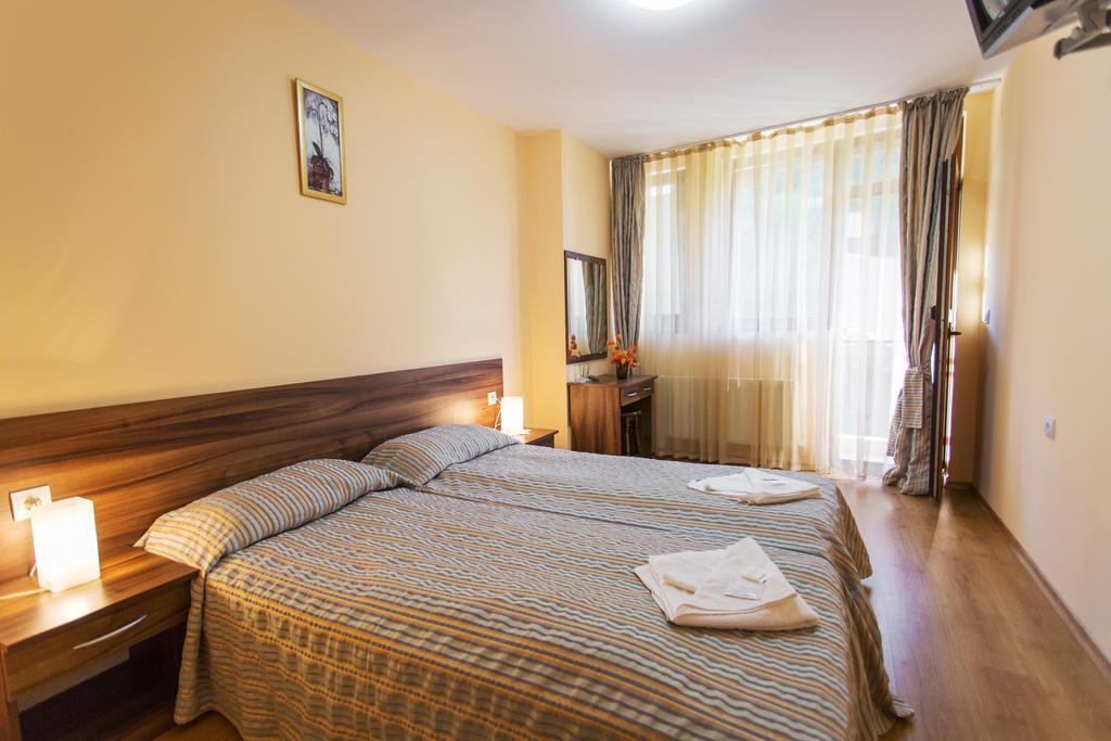 Hera Guest House Chiflik Bagian luar foto