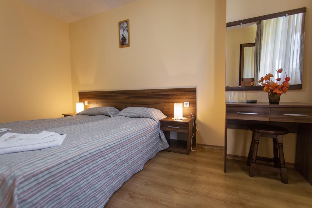 Hera Guest House Chiflik Bagian luar foto