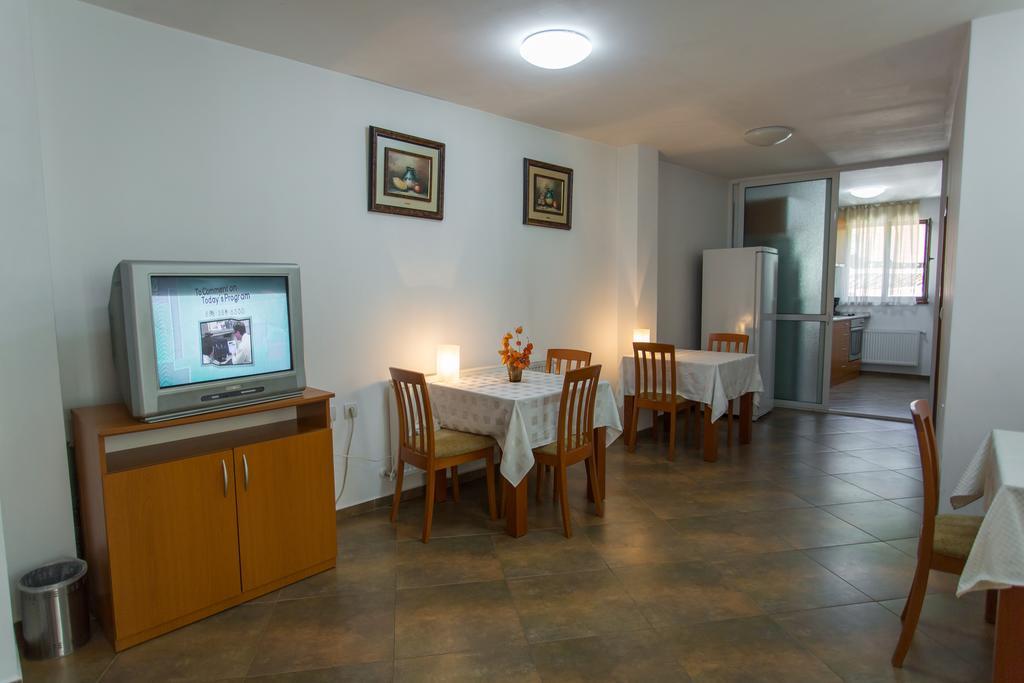 Hera Guest House Chiflik Bagian luar foto