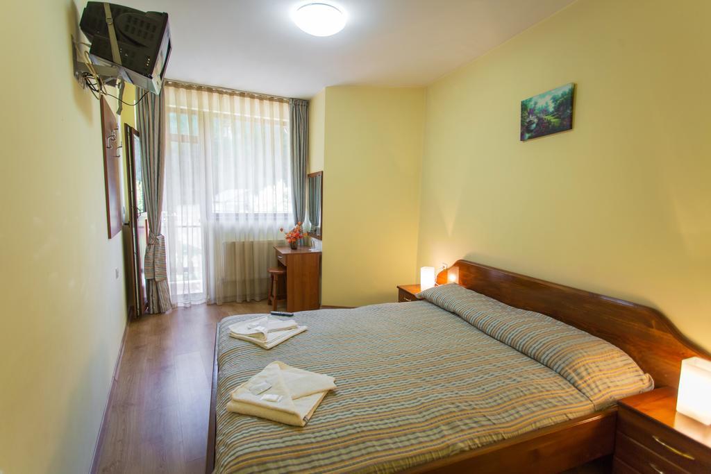 Hera Guest House Chiflik Bagian luar foto