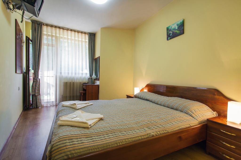 Hera Guest House Chiflik Bagian luar foto
