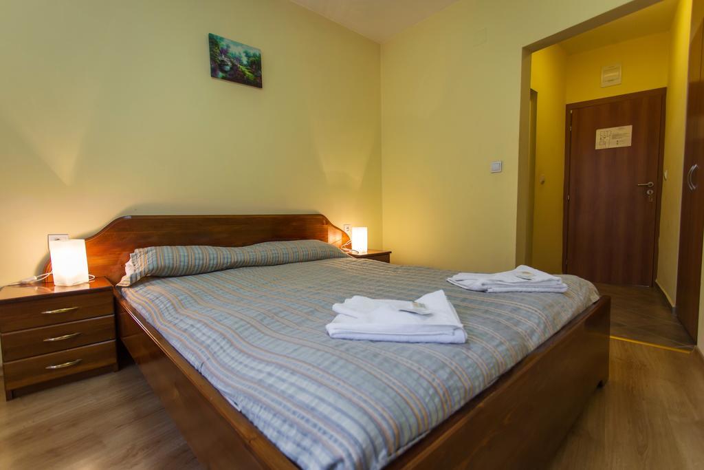 Hera Guest House Chiflik Bagian luar foto