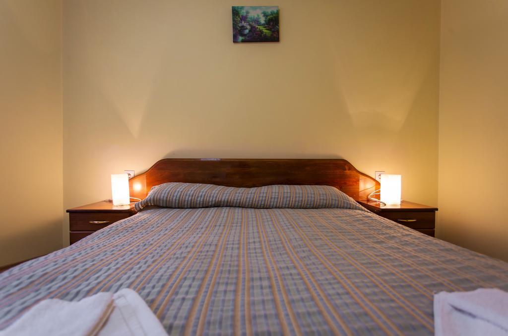 Hera Guest House Chiflik Bagian luar foto