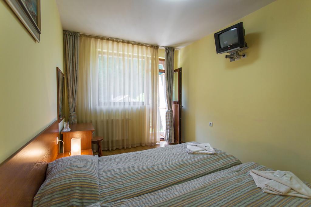 Hera Guest House Chiflik Bagian luar foto