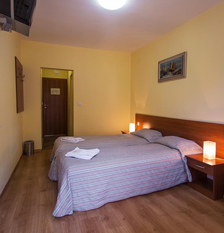 Hera Guest House Chiflik Bagian luar foto