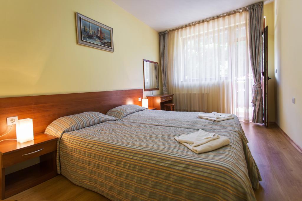 Hera Guest House Chiflik Bagian luar foto