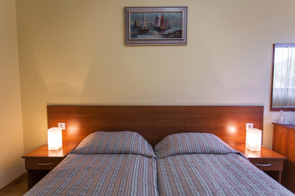 Hera Guest House Chiflik Bagian luar foto