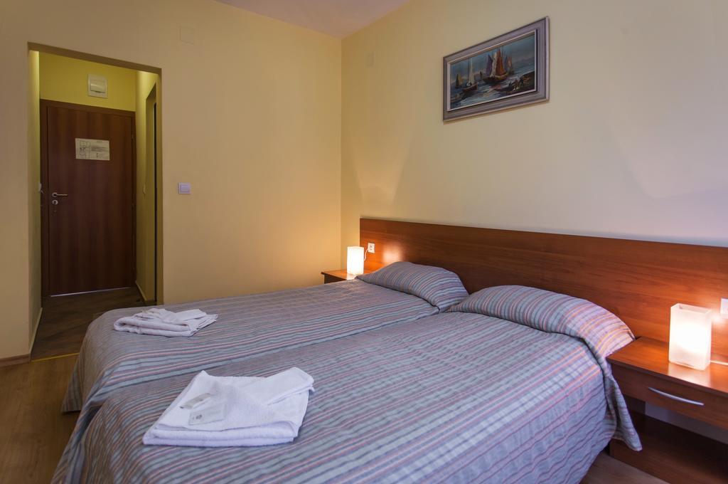 Hera Guest House Chiflik Bagian luar foto