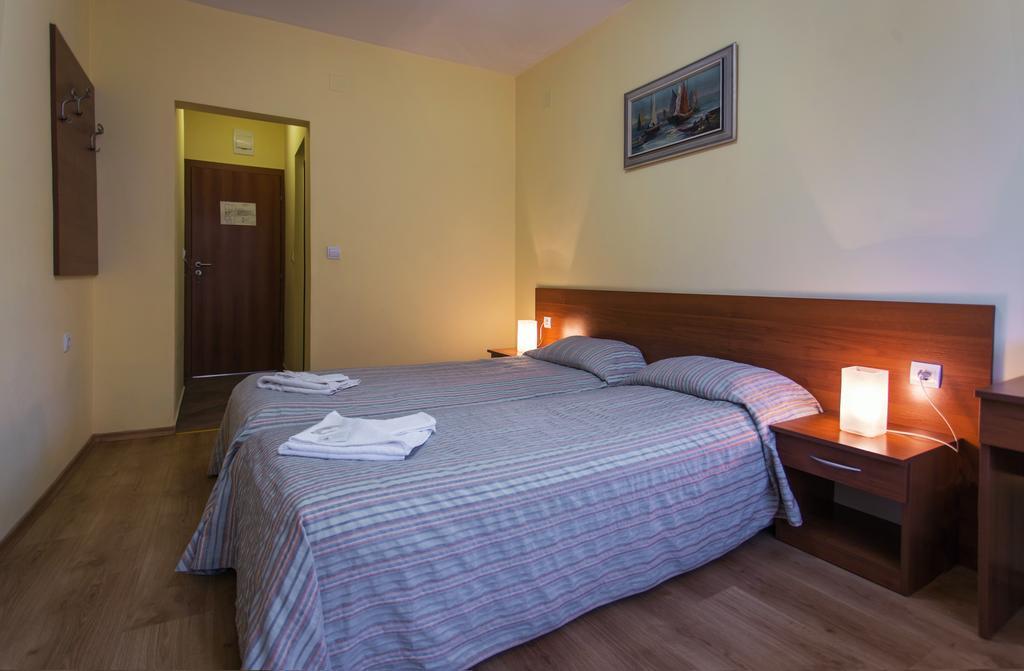 Hera Guest House Chiflik Bagian luar foto