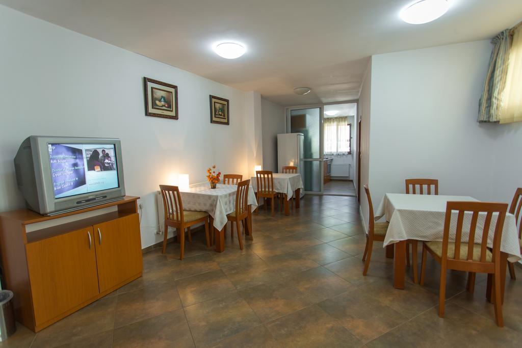 Hera Guest House Chiflik Bagian luar foto