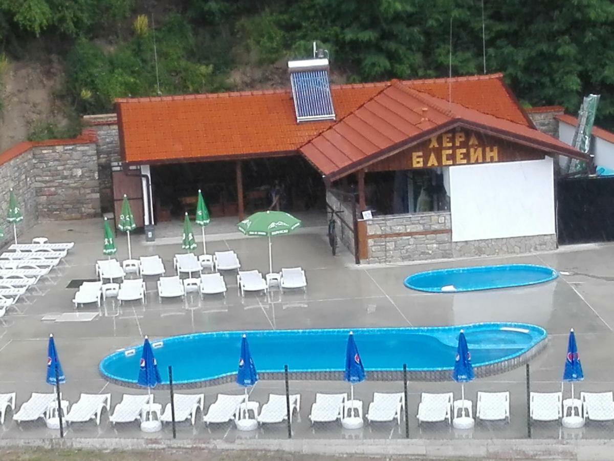 Hera Guest House Chiflik Bagian luar foto