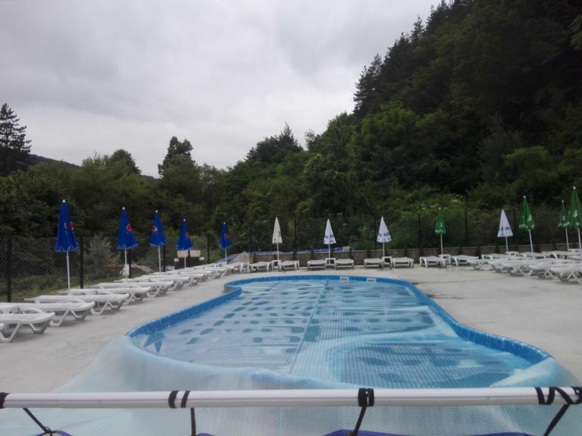 Hera Guest House Chiflik Bagian luar foto